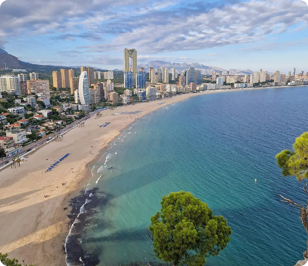 Alicante tengerpartja és városkép